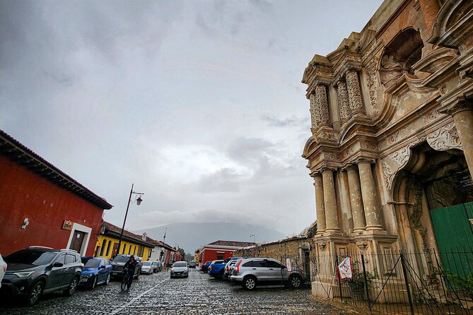Antigua Guatemala and Hobbitenango from Guatemala City - Arco de Santa Catalina: the iconic walk-and-frame photo stop