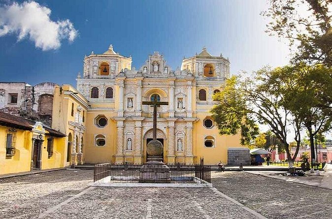 Antigua Guided Tour with lunch from Quetzal Port. - Arco de Santa Catalina on Santa Catalina street, a photo stop that still has purpose