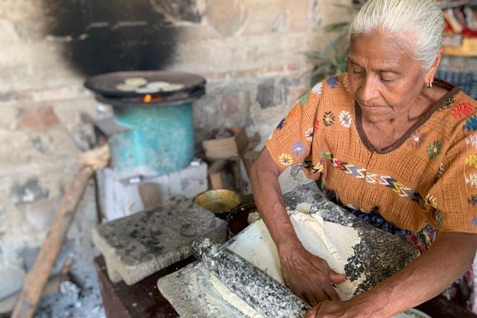 Antigua: Villages Tour on Chicken Bus - Stop One: San Juan del Obispo for Chocolate and Loquat Traditions