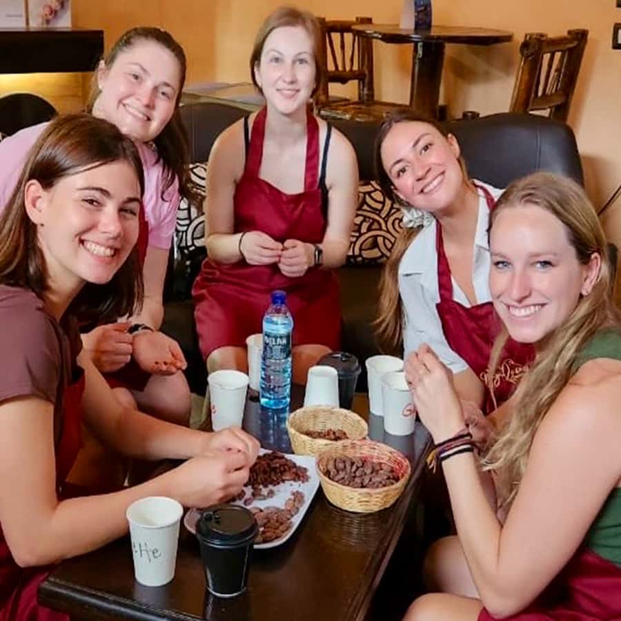 Chocolate workshop; gastronomic experience of cocoa. - Sorting, roasting, shelling, grinding: your cacao from bean to paste