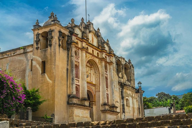 La Antigua Guatemala´s Surrounding Villages - Culture & Color - The weaving stop in San Antonio Aguas Calientes: women’s textile traditions and souvenir shopping