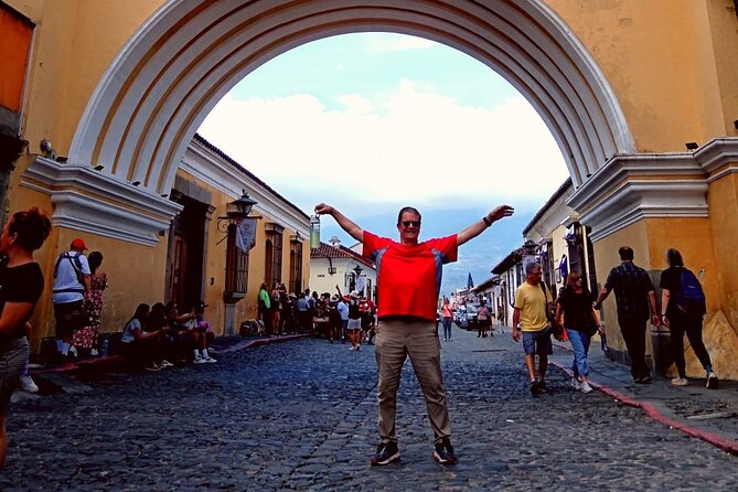 Meeting the guatemala´s culture with a local guide in Antigua. - Mercado el Carmen for textiles and jade browsing
