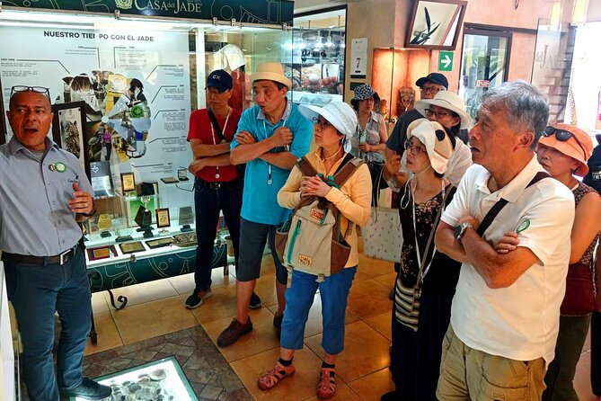 Meeting the guatemala´s culture with a local guide in Antigua. - La Polvor(a) market: when to catch it and why it feels alive